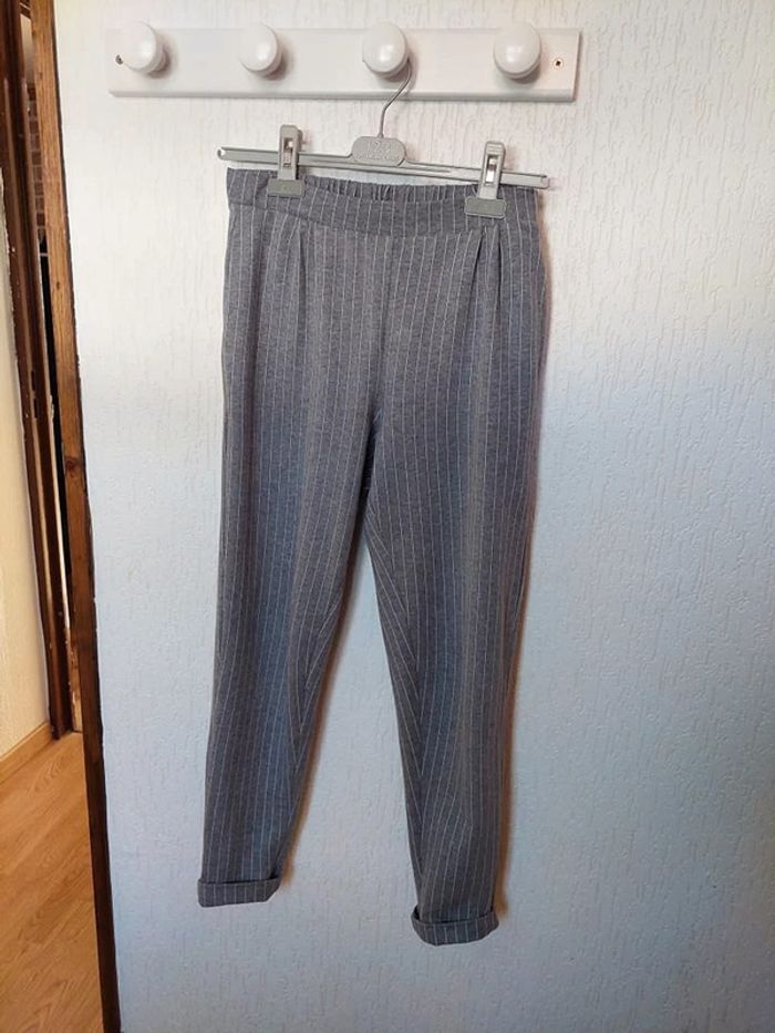 Beau pantalon femme à pinces S Pull&Bear gris à rayures blanches très bon état