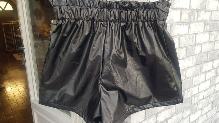 Short femme en PU brillant noir