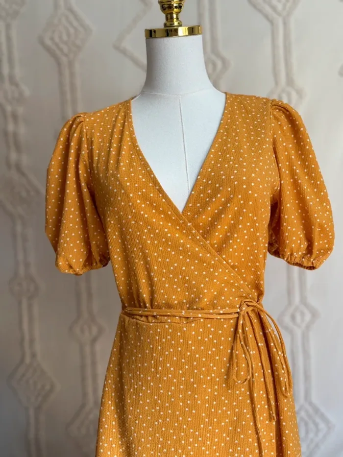Robe portefeuille moutarde à pois MANGO – coupe cache-cœur, manches bouffantes, taille XS - photo numéro 2