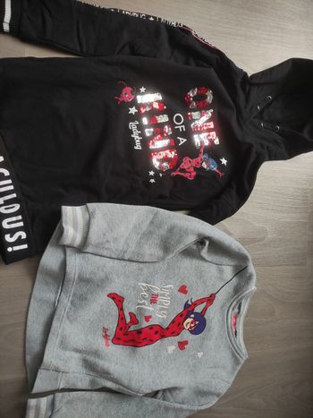 Lot de deux pulls filles miraculous en très bon état taille 8 ans