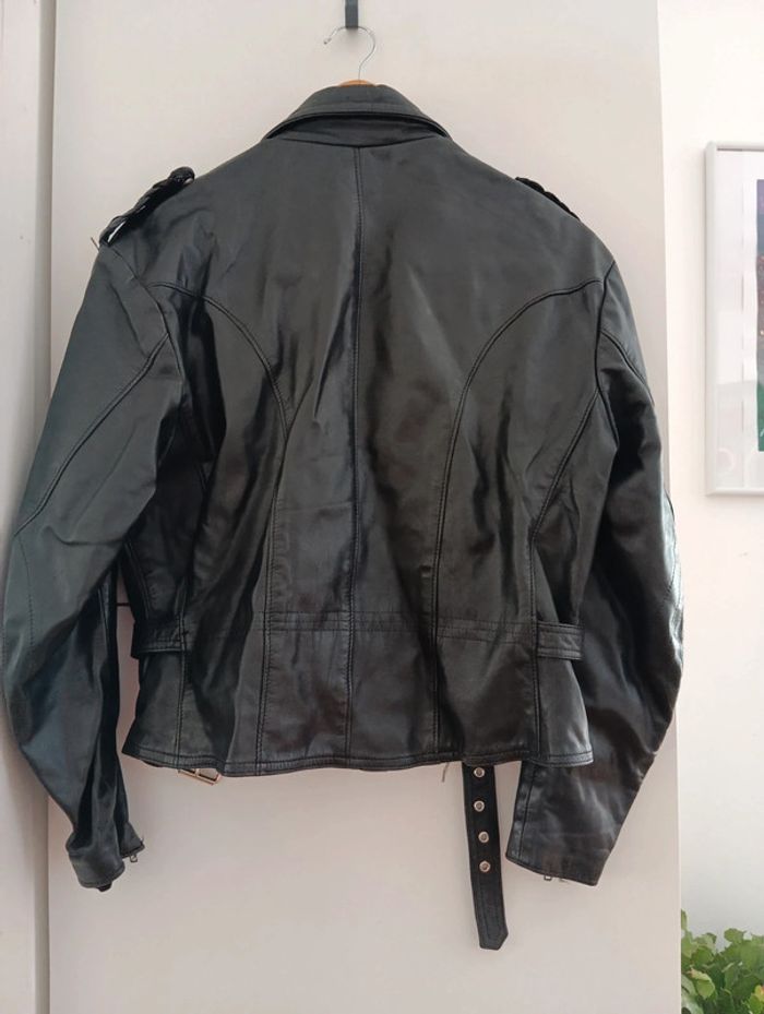 Veste en cuir perfecto 
Tressé aux épaules,
Bas ajusté,
Taille 40/42 - photo numéro 4