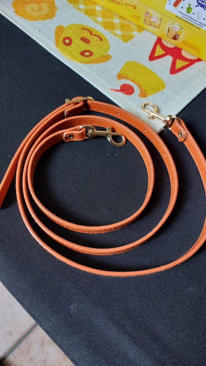 Sangle - lanière- bandoulière pour sac, orange mat, peut se réglé, simili cuir, orange, la couleur est au maximum de la réalité 
118cm au minimum