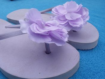 tong de plage Tahiti a fleurs mauve