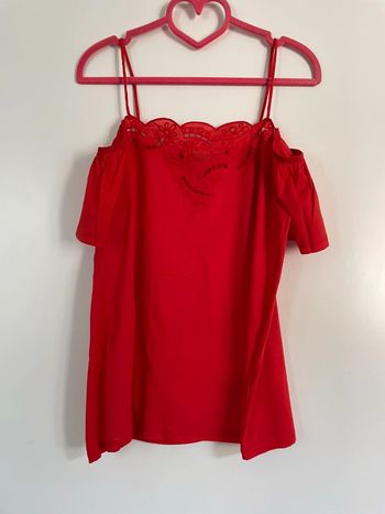 Top rouge épaules dénudées