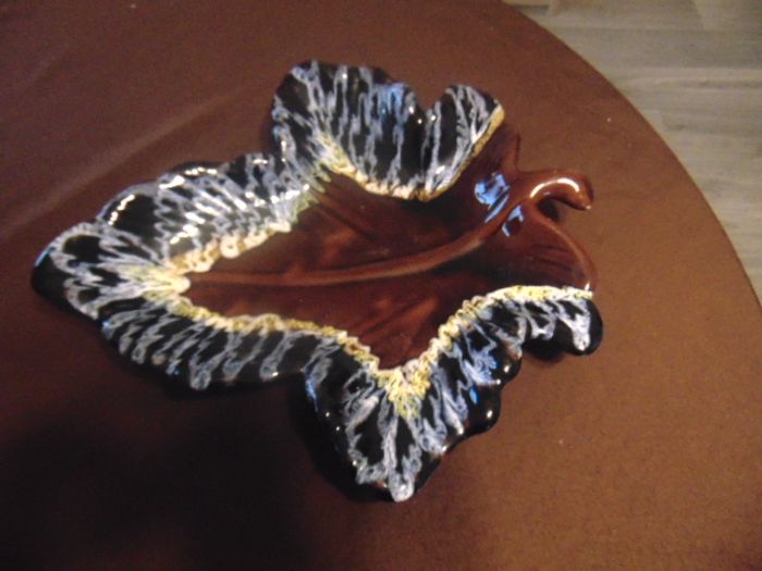 Plat / coupelle Vallauris vintage en forme de feuille