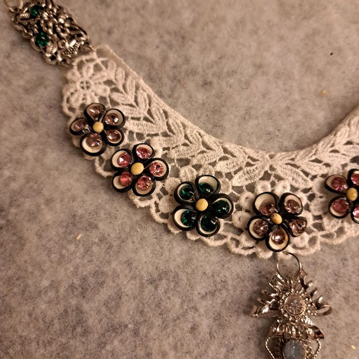 Collier plastron dentelle blanche et strass multicolore - photo numéro 4