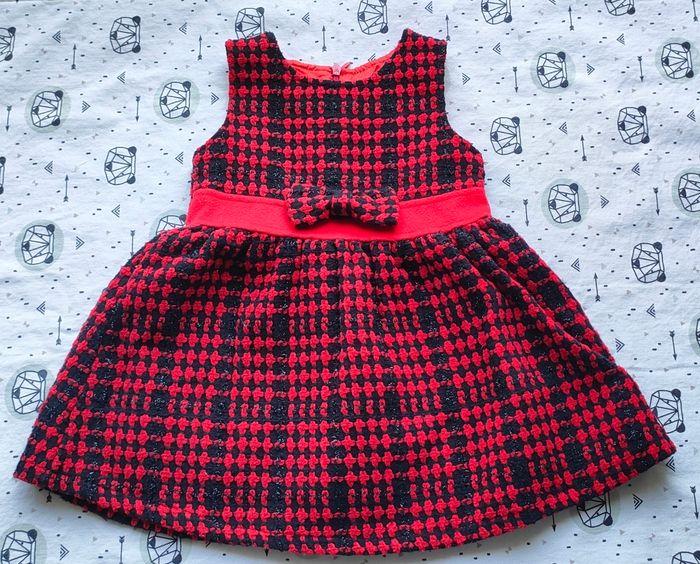 Jolie robe à carreaux taille 12 mois