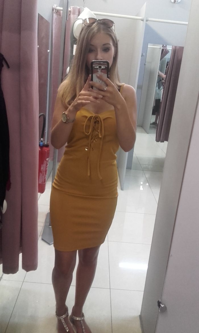 Robe moulante jaune - photo numéro 4