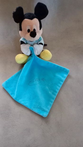 Doudou peluche Mickey bleu avec mouchoir Disney