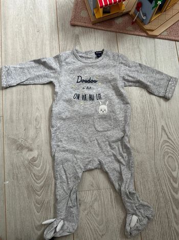 Pyjama une pièce bébé taille 9 mois Kiabi