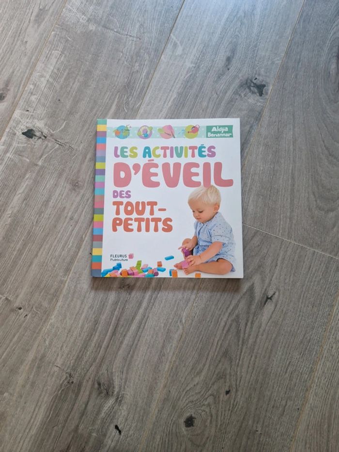 Livre activités eveil des tout petits TBE fleuris puériculture