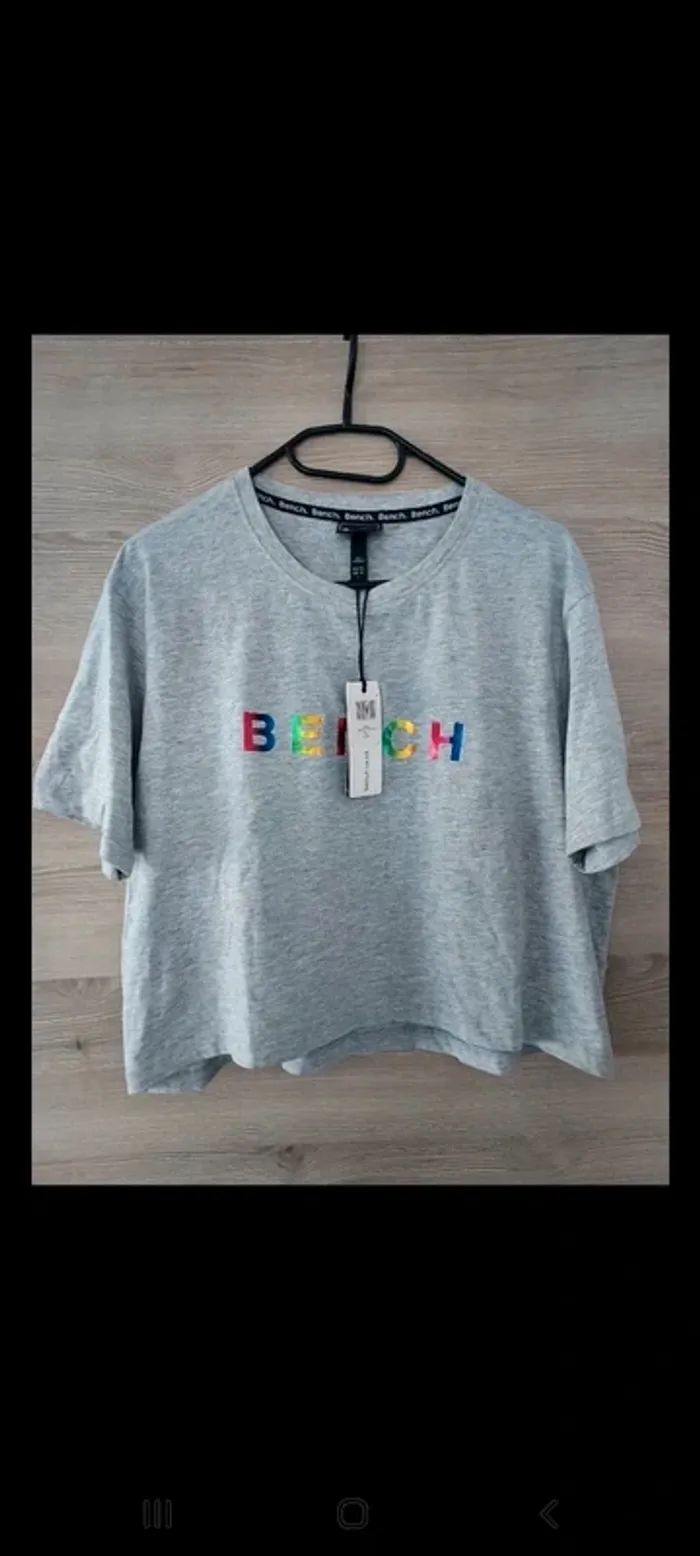 Tee-shirt bench