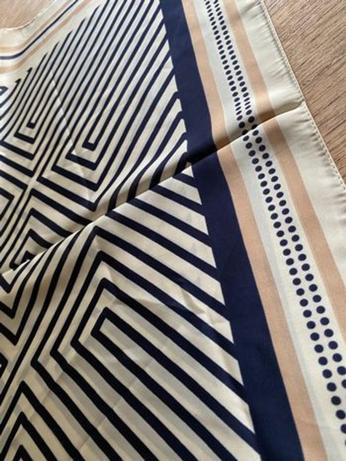 Magnifique foulard bleu marine et beiges - photo numéro 3