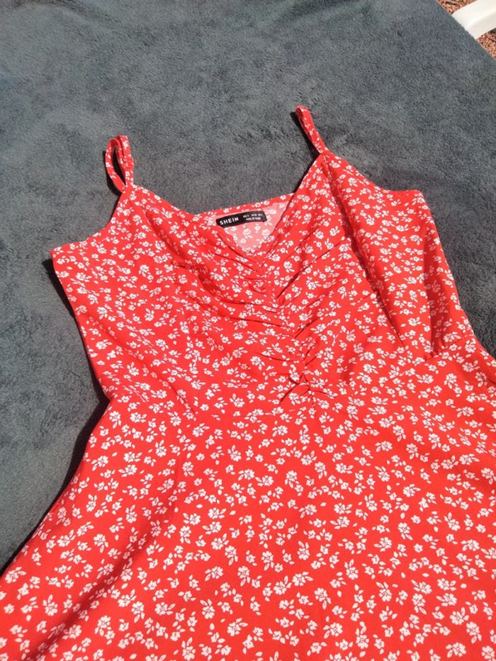 Robe rouge à fleurs - photo numéro 2