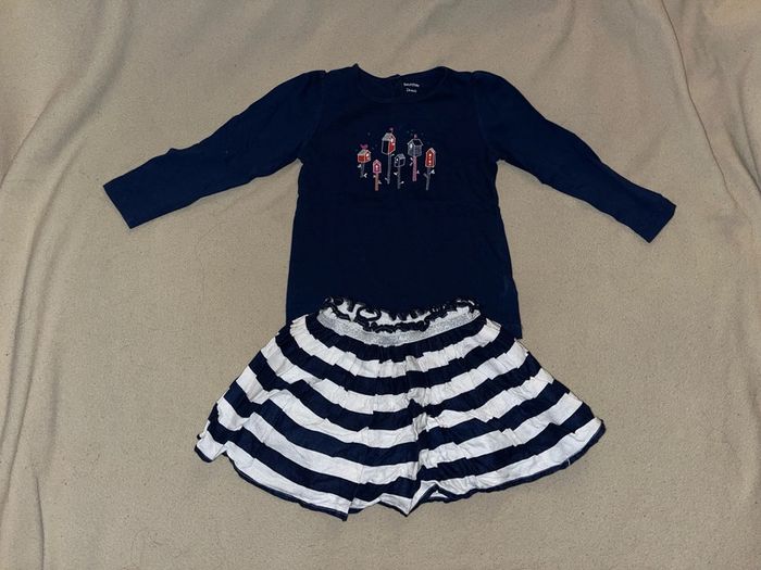 Ensemble marin jupe et tee shirt taille 2 ans