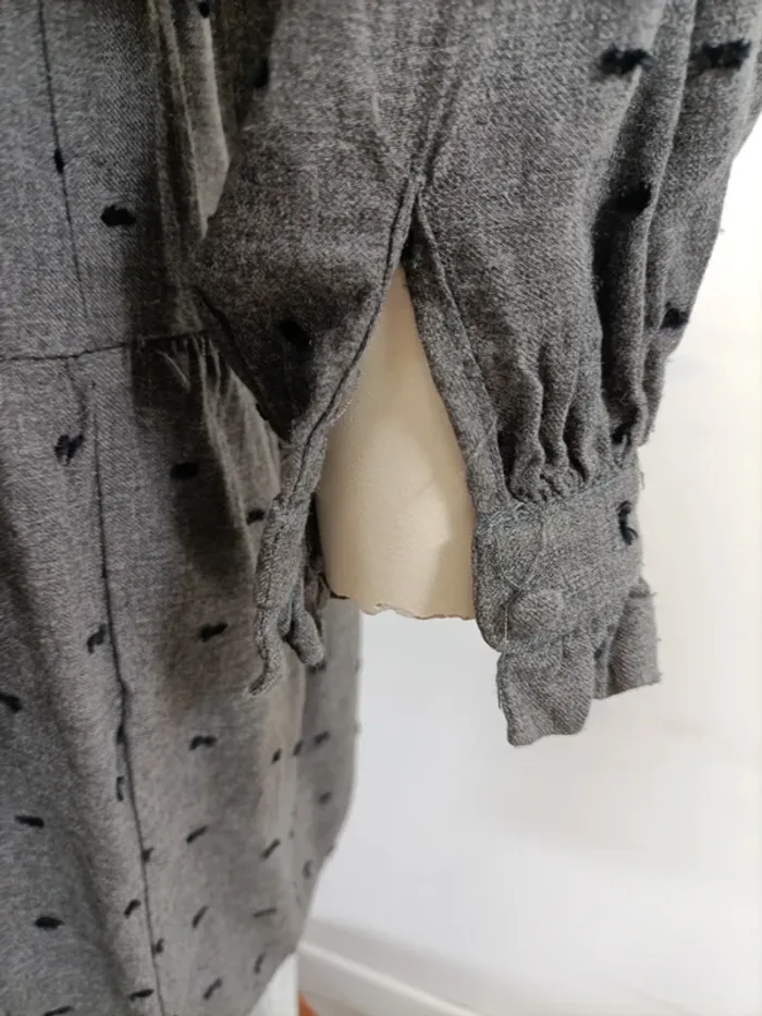 Robe Zara Grise pois noirs - taille S - volants - Noeud à l'avant col en V - Viscose A422 - photo numéro 8
