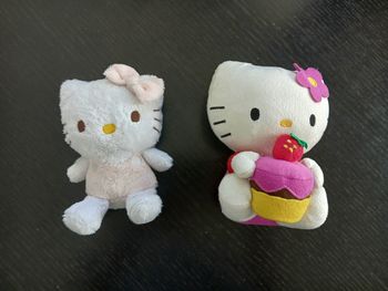 2 peluches Hello Kitty