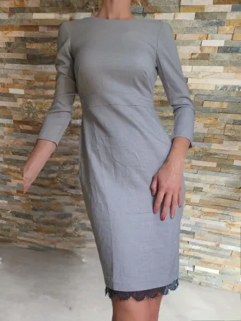 Jolie robe grise ajustée dentelle noire en bas Mohito 34