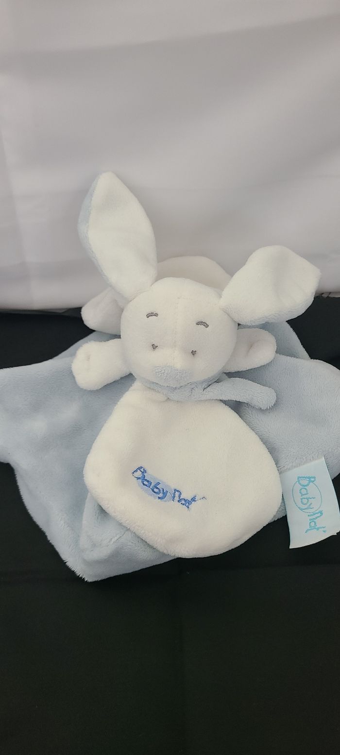 doudou lapin bleu et blanc baby nat - peluche lapin pétales - photo numéro 2