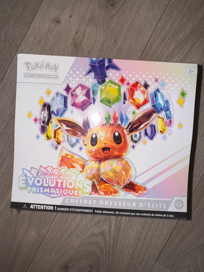 Coffret dresseur d’élite Évolutions prismatiques EV8.5