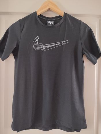 Tee shirt Nike taille 147-158 soit 12-13 ans