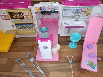 Ambulance sonore barbie avec son mobilier et accessoires 