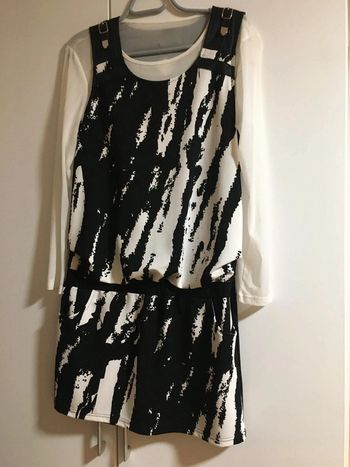 Robe noire et blanche avec chemise en voile blanche taille  40. marque ac Belle.