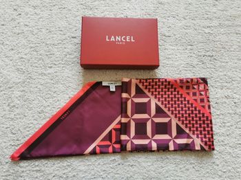 foulard Lancel en soie neuf avec boîte 