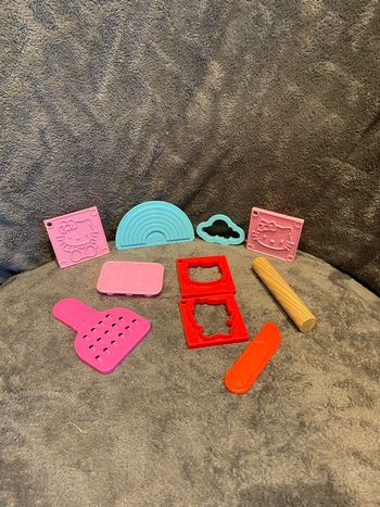 Lot accessoires pâte à modeler hello kitty 