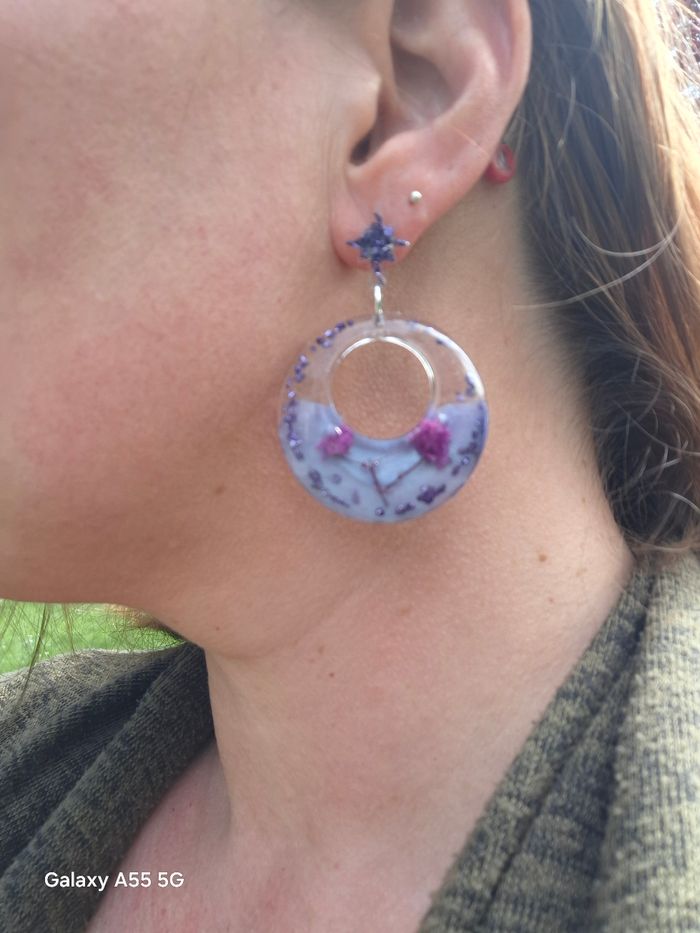 🌸 Nuit florale – Boucles d’oreilles violettes aux fleurs séchées - photo numéro 4