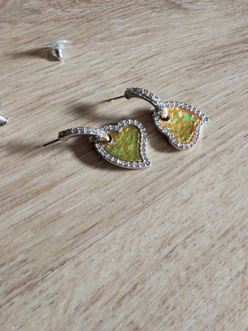 Boucles d'oreilles cœurs émaillés jaune vert à strass