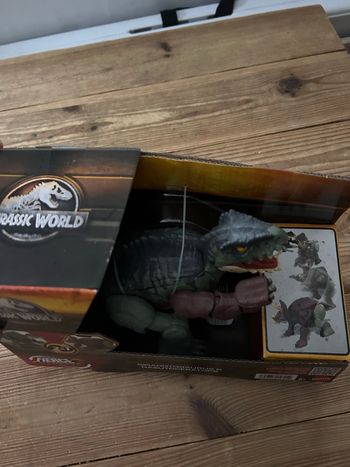 🦖 Jouet Jurassic World Dinosaure transformable – Giganotosaurus & Nasutoceratops