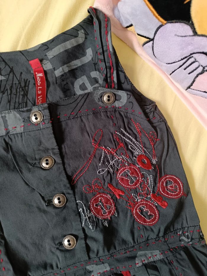 Robe légère grise et broderies - photo numéro 2