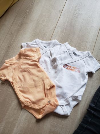 Lot de trois bodies manches courtes taille naissance