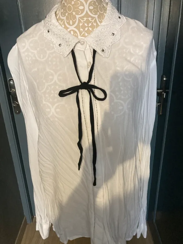 Chemisier blanc col dentelle et noeud noir - photo numéro 2