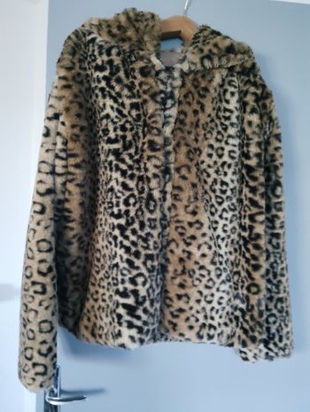 Veste léopard en fausse fourrure à capuche.
