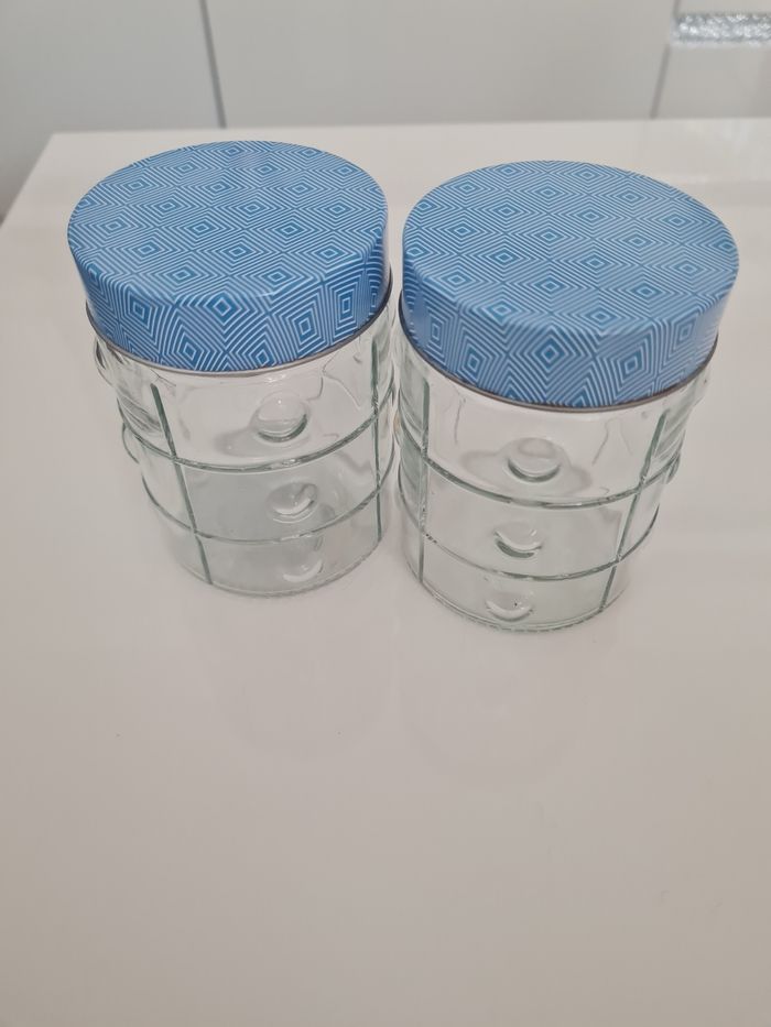 Deux bocaux en verre