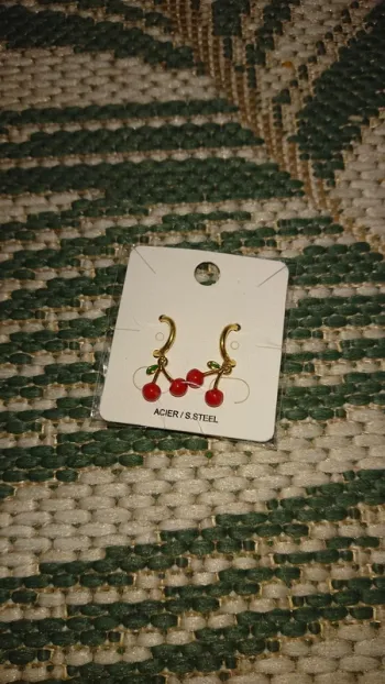 Boucles d'oreilles dorées pendentif cerises