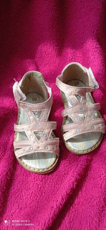 Jolie paire de sandales rose