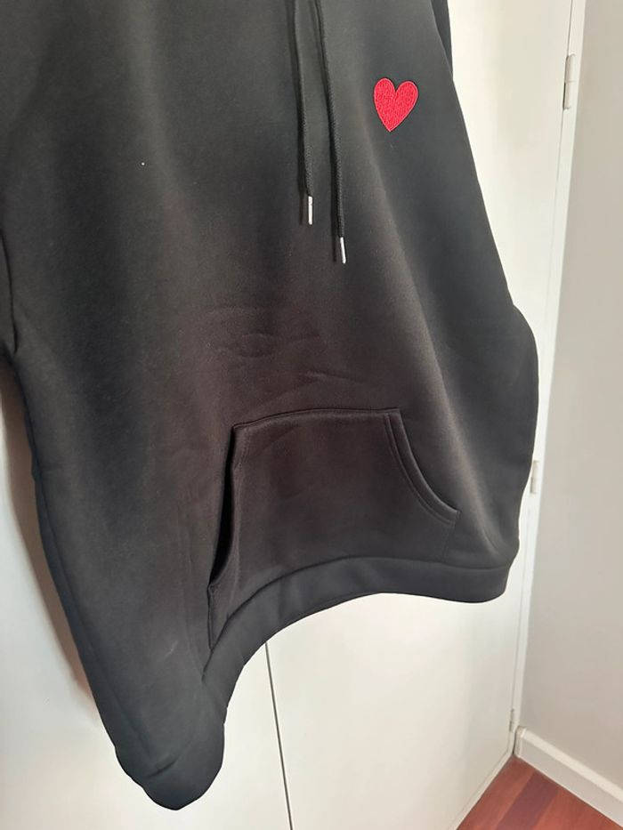 Shein Sweat à capuche noir avec coeur rouge - photo numéro 2