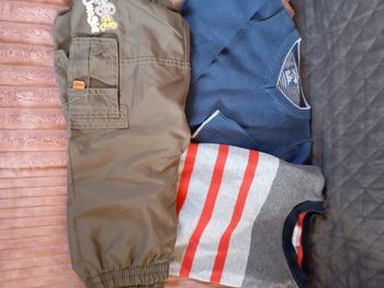 Lot 2 pulls et 1 pantalon  18 mois
