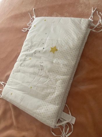 Tour de lit bébé mixte – motif ourson & étoiles 🌙