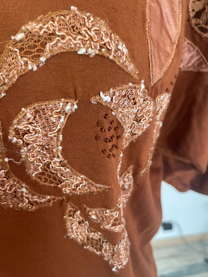 T-shirt femme marron – Manches 3/4 – Taille M – Broderies, strass & dentelle - photo numéro 4