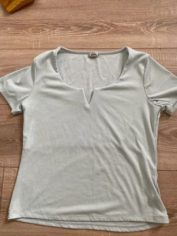 T-shirt col V taille M