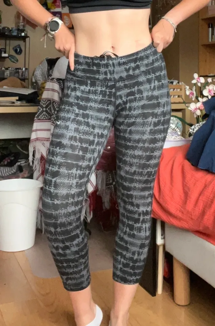 Legging 3/4 Nike gris/noir T.M – parfait état - photo numéro 2