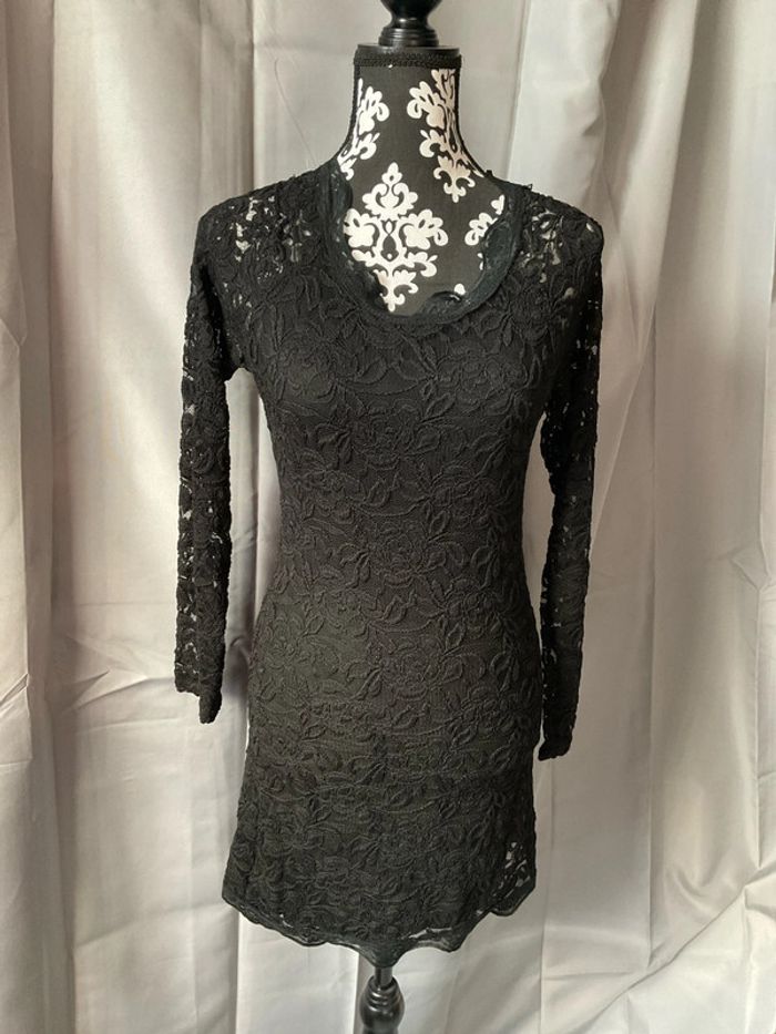 Robe noire dentelle t10 ans neuve (n°39)