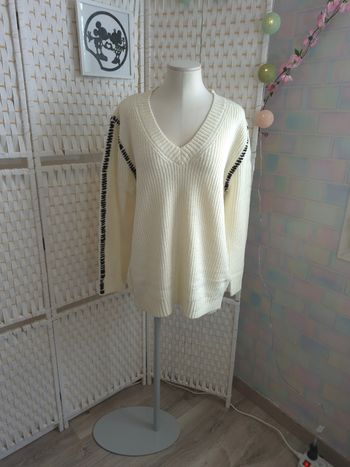 Joli pull over-size blanc crème Boohoo  brodés noirs femme T46