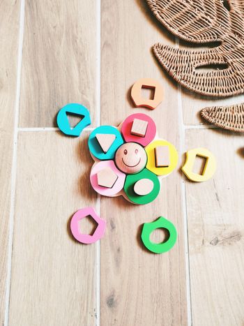 🌼 Fleurs multicolores en bois avec diverses formes géométriques à trier et empiler