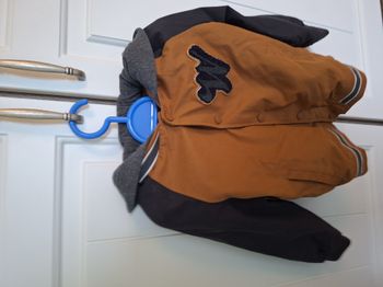 Blouson garçon à capuche . Entre saison - Taille 6 ans