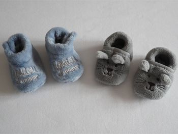 Lot de 2 paires de chaussons en matière nounours bleus/gris brodés fantaisies Taille : 0/3 mois